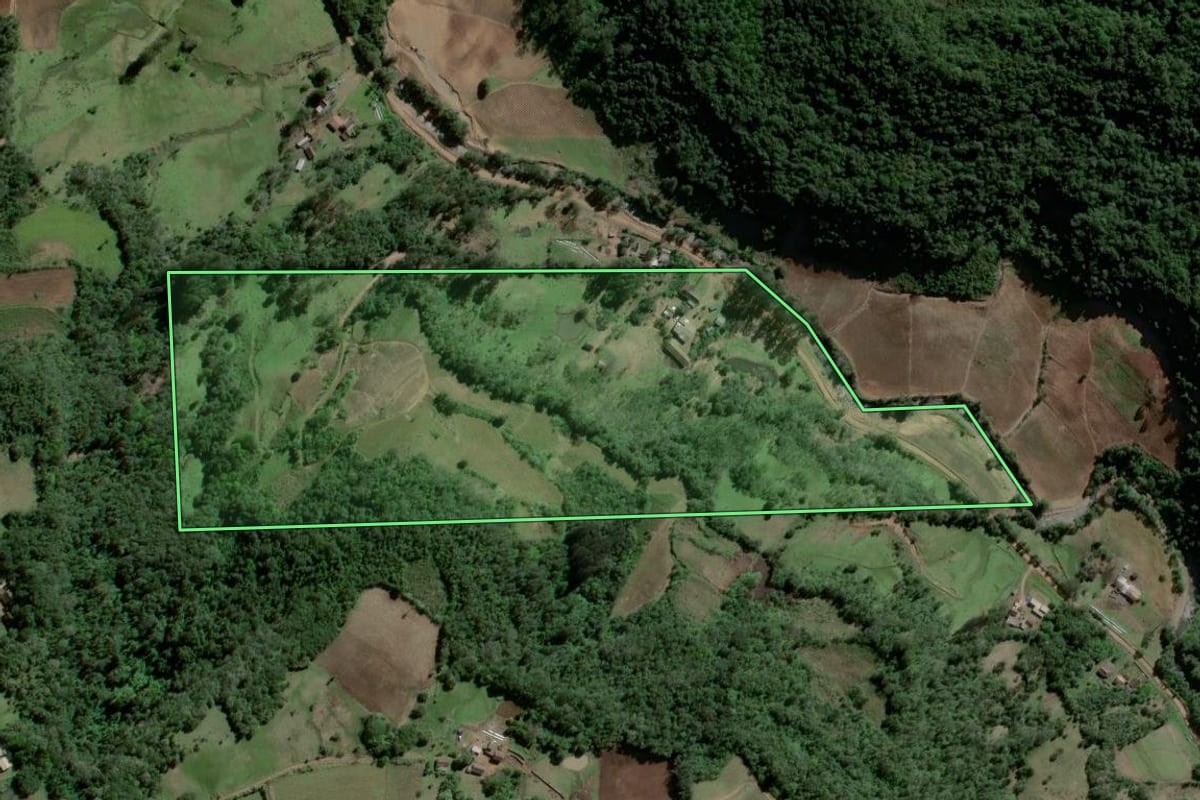 Imagem de satélite do imóvel rural em Agudo (RS), com o contorno declarado no CAR desenhado por cima.