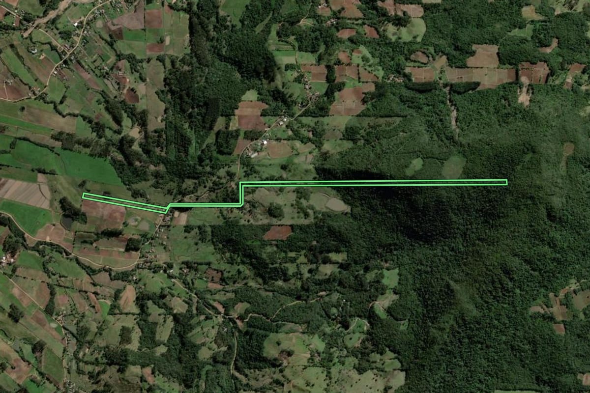 Imagem de satélite do imóvel rural em Agudo (RS), com o contorno declarado no CAR desenhado por cima.