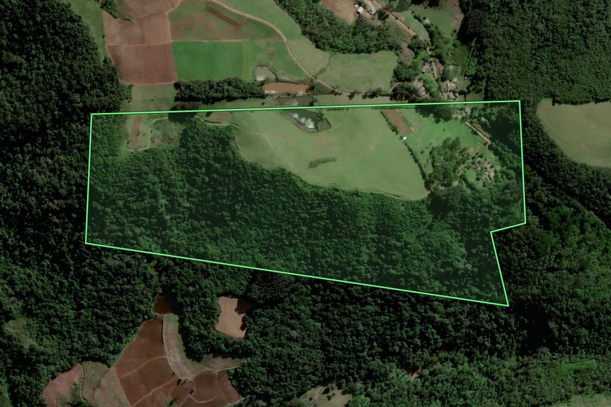 Imagem de satélite do imóvel rural em Agudo (RS), com o contorno declarado no CAR desenhado por cima.
