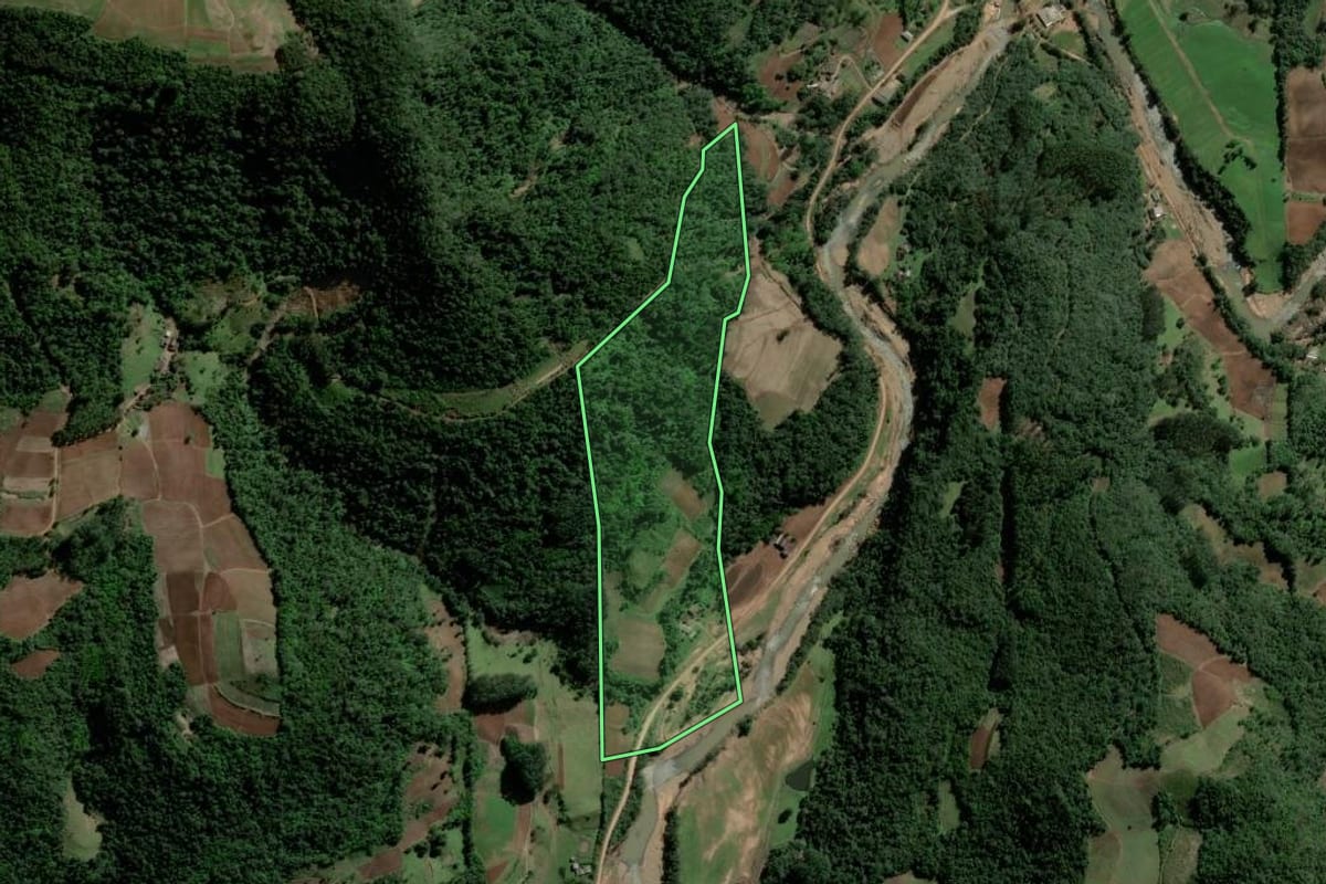 Imagem de satélite do imóvel rural em Agudo (RS), com o contorno declarado no CAR desenhado por cima.