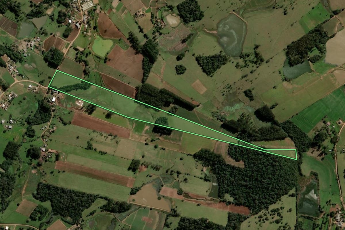 Imagem de satélite do imóvel rural em Agudo (RS), com o contorno declarado no CAR desenhado por cima.