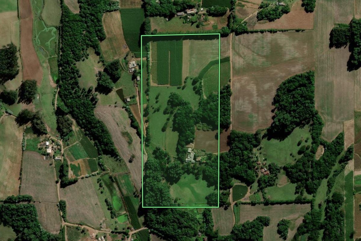 Imagem de satélite do imóvel rural em Agudo (RS), com o contorno declarado no CAR desenhado por cima.
