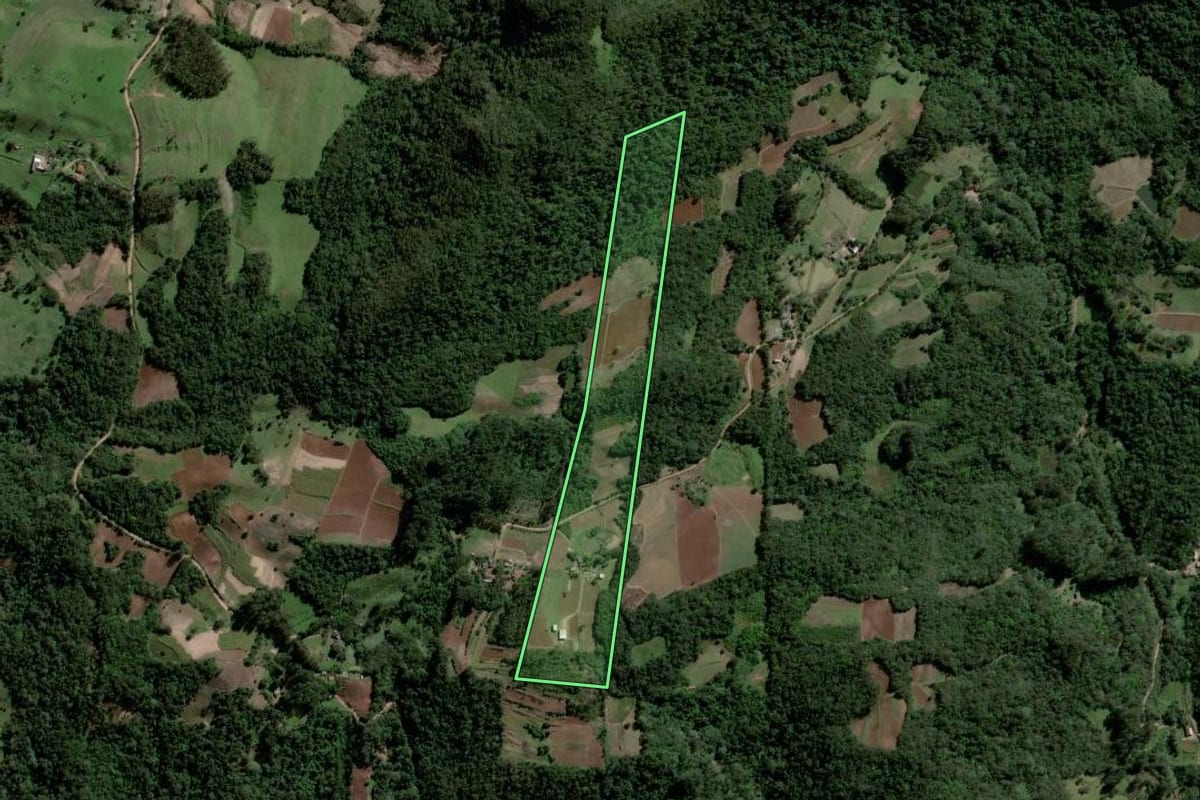 Imagem de satélite do imóvel rural em Agudo (RS), com o contorno declarado no CAR desenhado por cima.