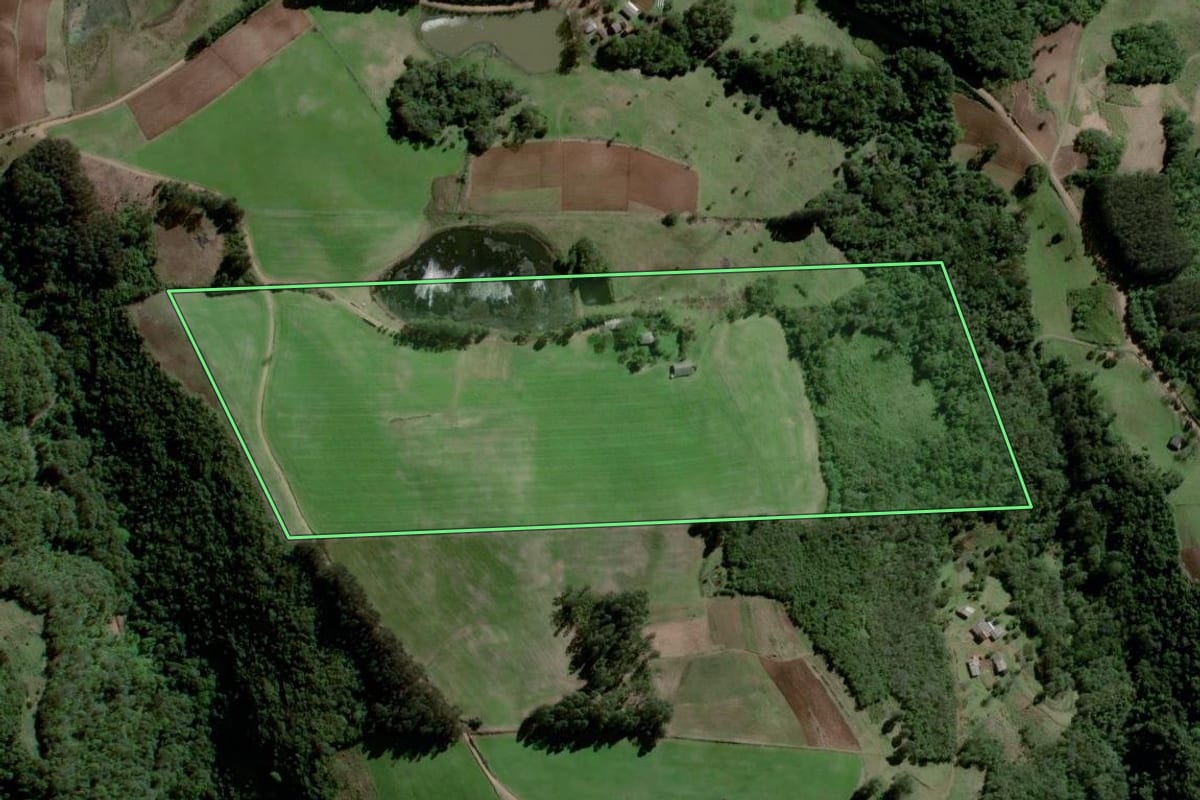 Imagem de satélite do imóvel rural em Agudo (RS), com o contorno declarado no CAR desenhado por cima.