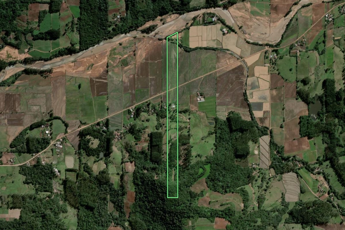 Imagem de satélite do imóvel rural em Agudo (RS), com o contorno declarado no CAR desenhado por cima.