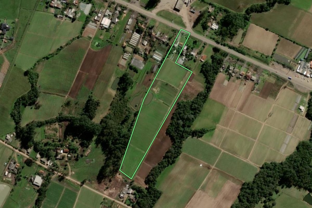 Imagem de satélite do imóvel rural em Agudo (RS), com o contorno declarado no CAR desenhado por cima.