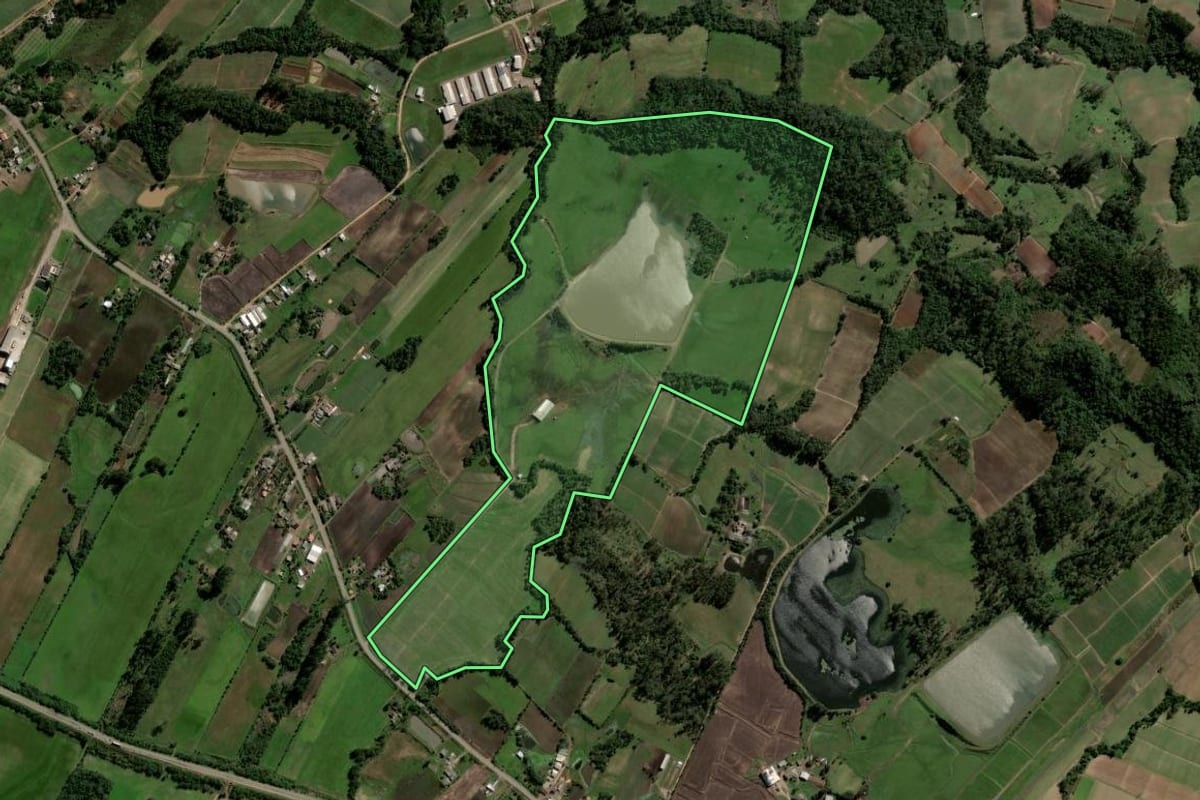 Imagem de satélite do imóvel rural em Agudo (RS), com o contorno declarado no CAR desenhado por cima.