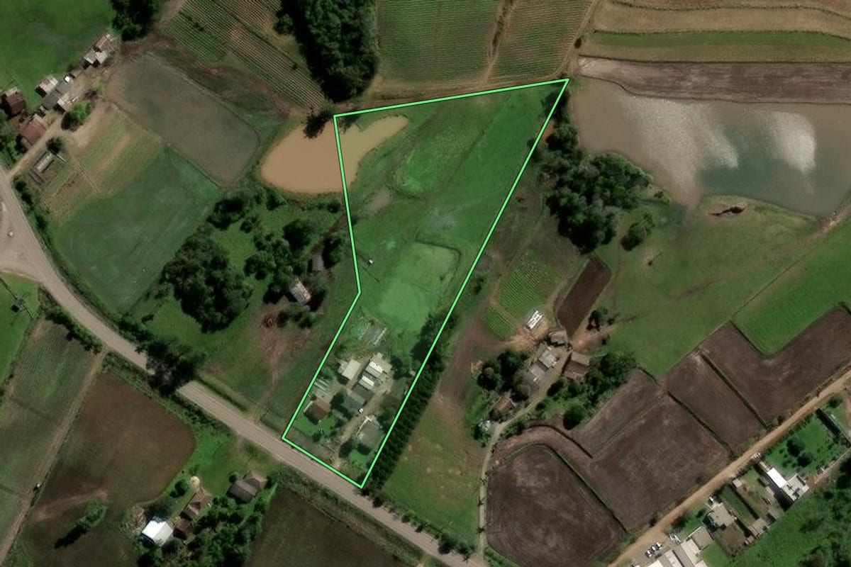 Imagem de satélite do imóvel rural em Agudo (RS), com o contorno declarado no CAR desenhado por cima.