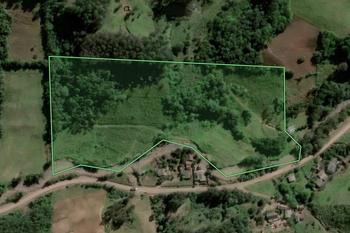 Imagem de satélite do imóvel rural em Agudo (RS), com o contorno declarado no CAR desenhado por cima.
