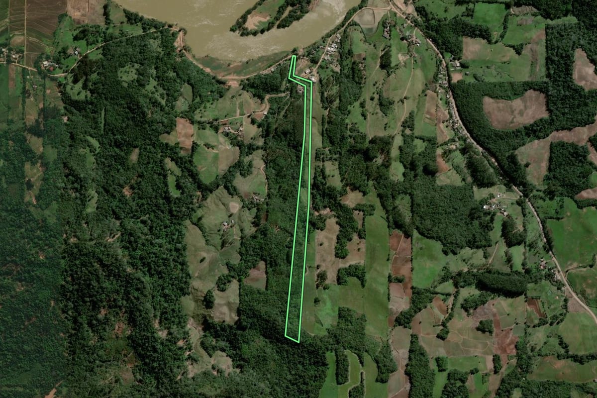 Imagem de satélite do imóvel rural em Agudo (RS), com o contorno declarado no CAR desenhado por cima.