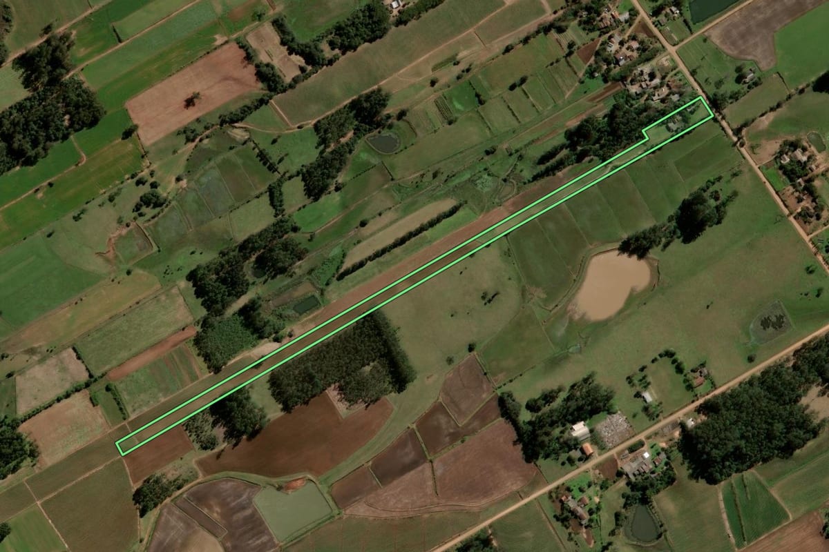 Imagem de satélite do imóvel rural em Agudo (RS), com o contorno declarado no CAR desenhado por cima.
