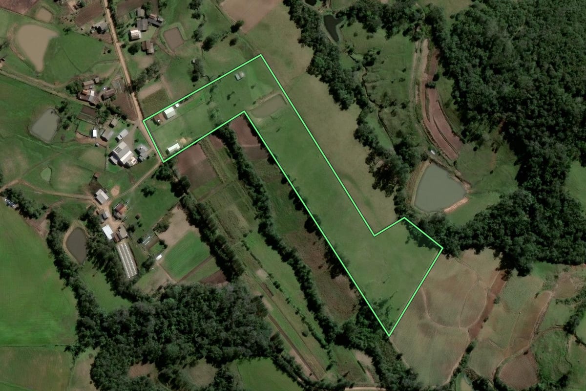 Imagem de satélite do imóvel rural em Agudo (RS), com o contorno declarado no CAR desenhado por cima.