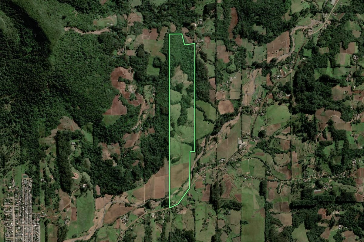 Imagem de satélite do imóvel rural em Agudo (RS), com o contorno declarado no CAR desenhado por cima.