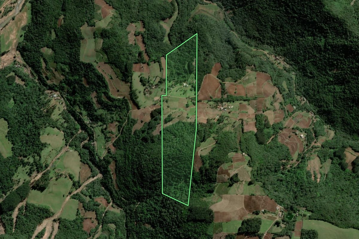 Imagem de satélite do imóvel rural em Agudo (RS), com o contorno declarado no CAR desenhado por cima.