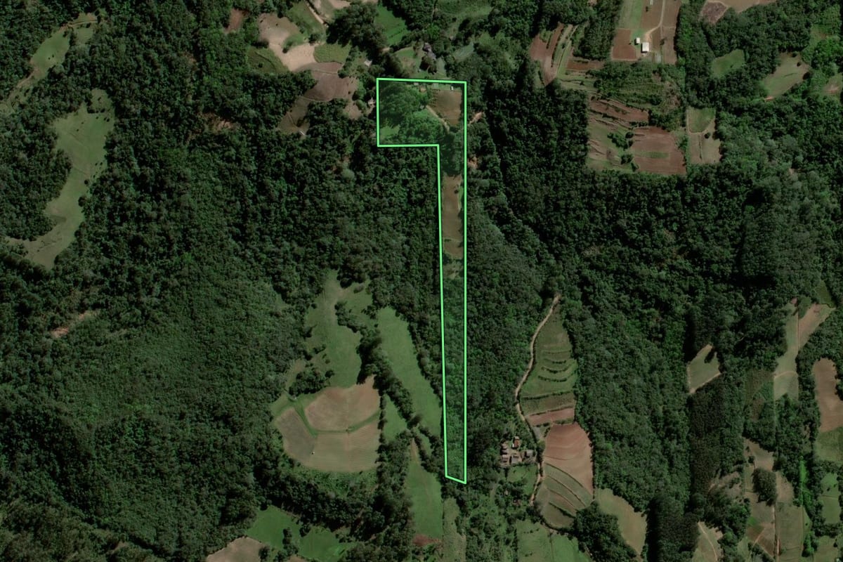 Imagem de satélite do imóvel rural em Agudo (RS), com o contorno declarado no CAR desenhado por cima.