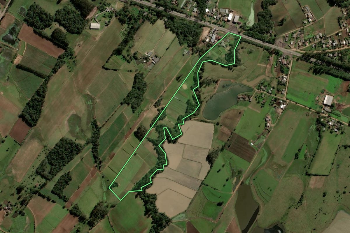Imagem de satélite do imóvel rural em Agudo (RS), com o contorno declarado no CAR desenhado por cima.