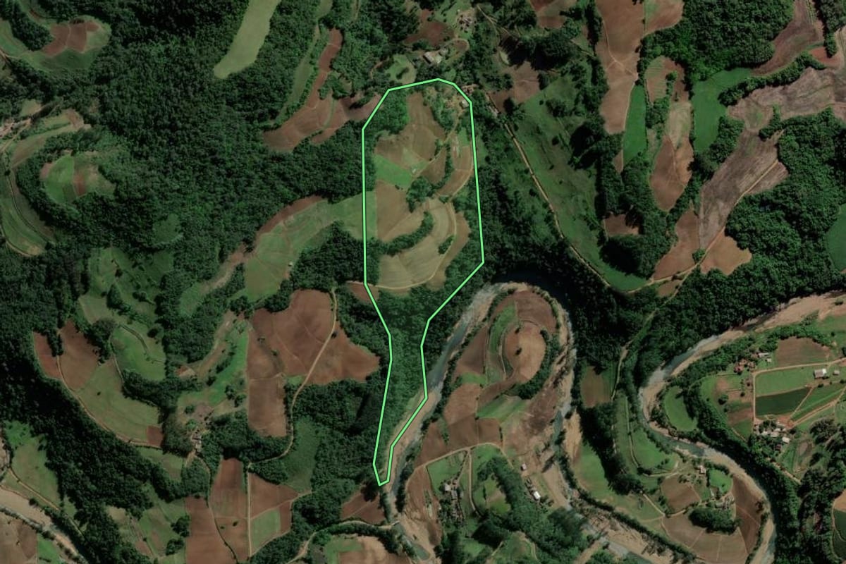 Imagem de satélite do imóvel rural em Agudo (RS), com o contorno declarado no CAR desenhado por cima.