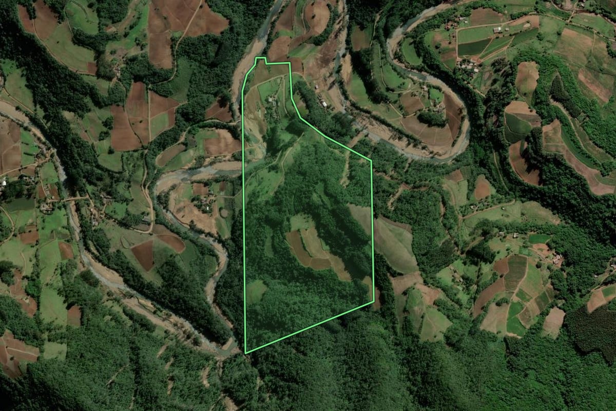 Imagem de satélite do imóvel rural em Agudo (RS), com o contorno declarado no CAR desenhado por cima.