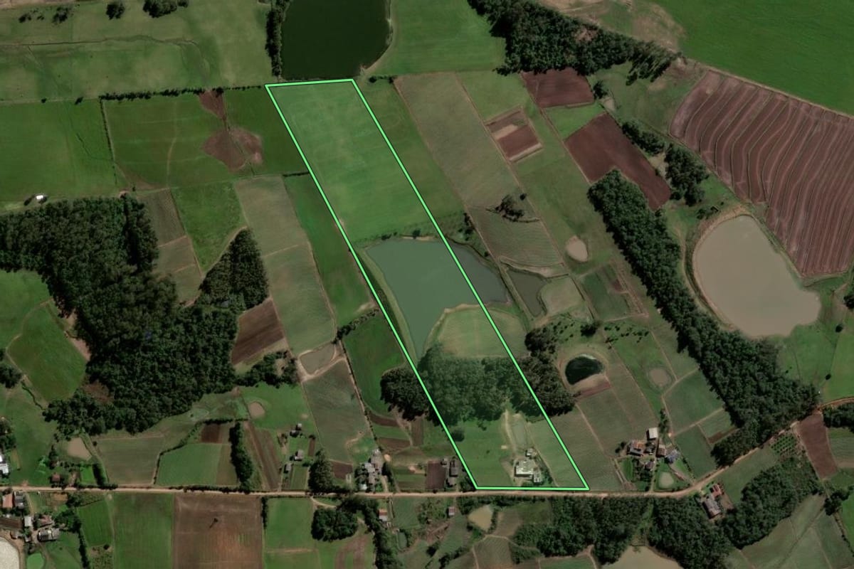 Imagem de satélite do imóvel rural em Agudo (RS), com o contorno declarado no CAR desenhado por cima.