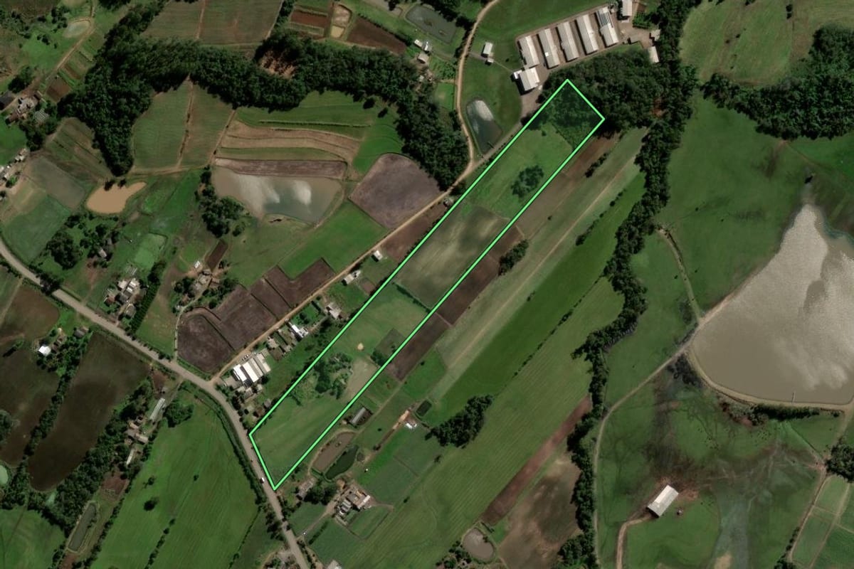 Imagem de satélite do imóvel rural em Agudo (RS), com o contorno declarado no CAR desenhado por cima.