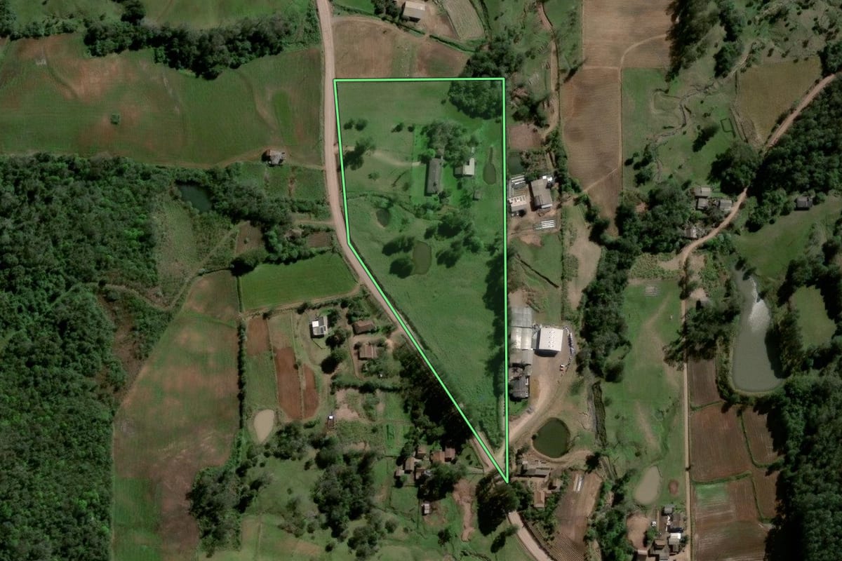 Imagem de satélite do imóvel rural em Agudo (RS), com o contorno declarado no CAR desenhado por cima.