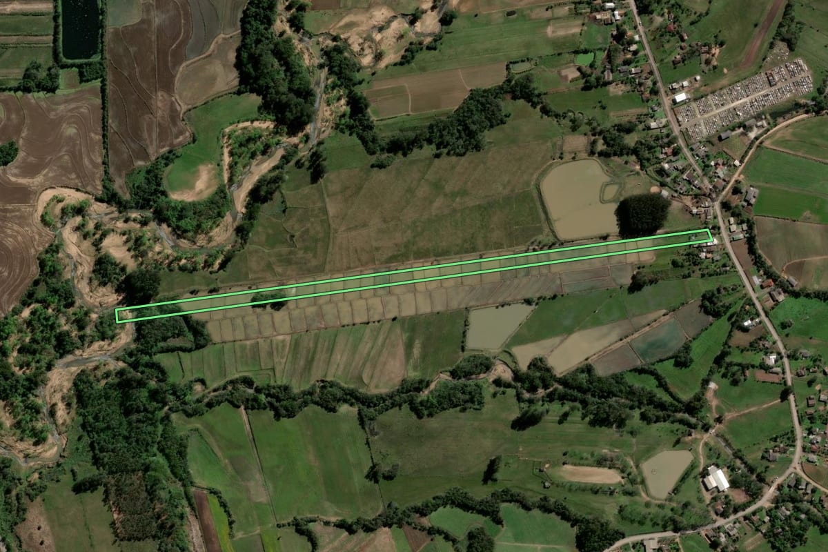 Imagem de satélite do imóvel rural em Agudo (RS), com o contorno declarado no CAR desenhado por cima.
