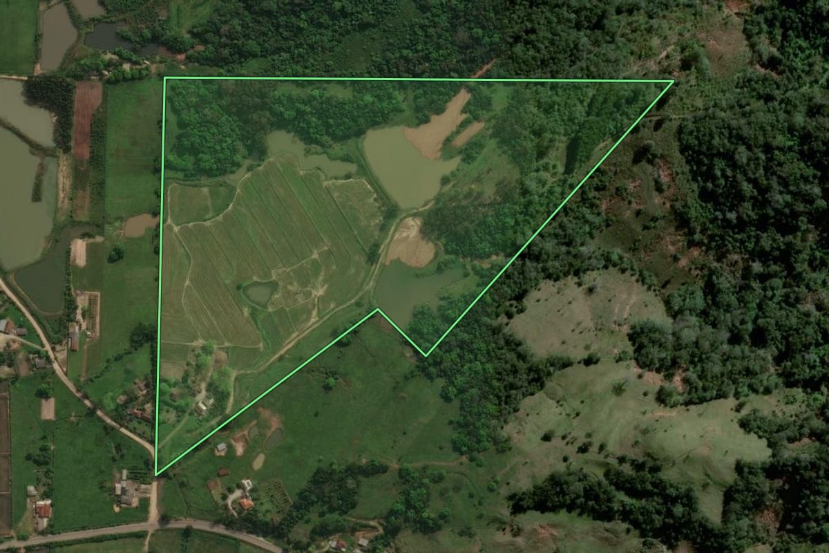 Imagem de satélite do imóvel rural em Agudo (RS), com o contorno declarado no CAR desenhado por cima.