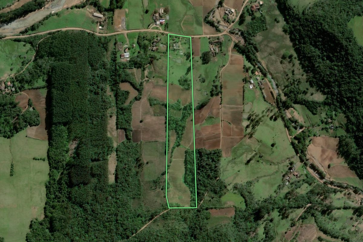 Imagem de satélite do imóvel rural em Agudo (RS), com o contorno declarado no CAR desenhado por cima.