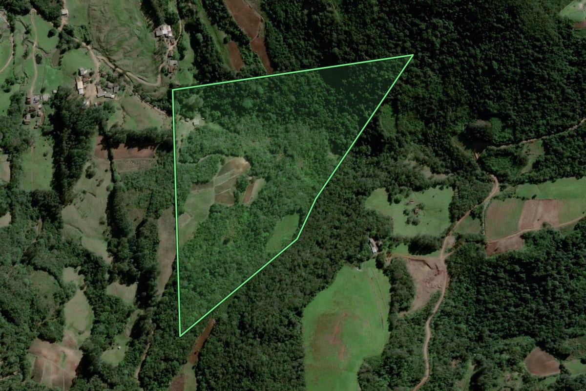 Imagem de satélite do imóvel rural em Agudo (RS), com o contorno declarado no CAR desenhado por cima.