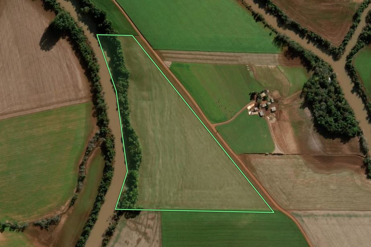 Imagem de satélite do imóvel rural em Ajuricaba (RS), com o contorno declarado no CAR desenhado por cima.