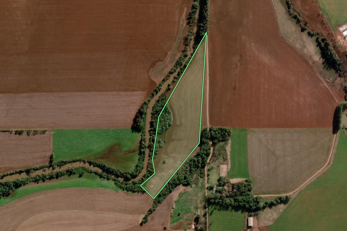 Imagem de satélite do imóvel rural em Ajuricaba (RS), com o contorno declarado no CAR desenhado por cima.