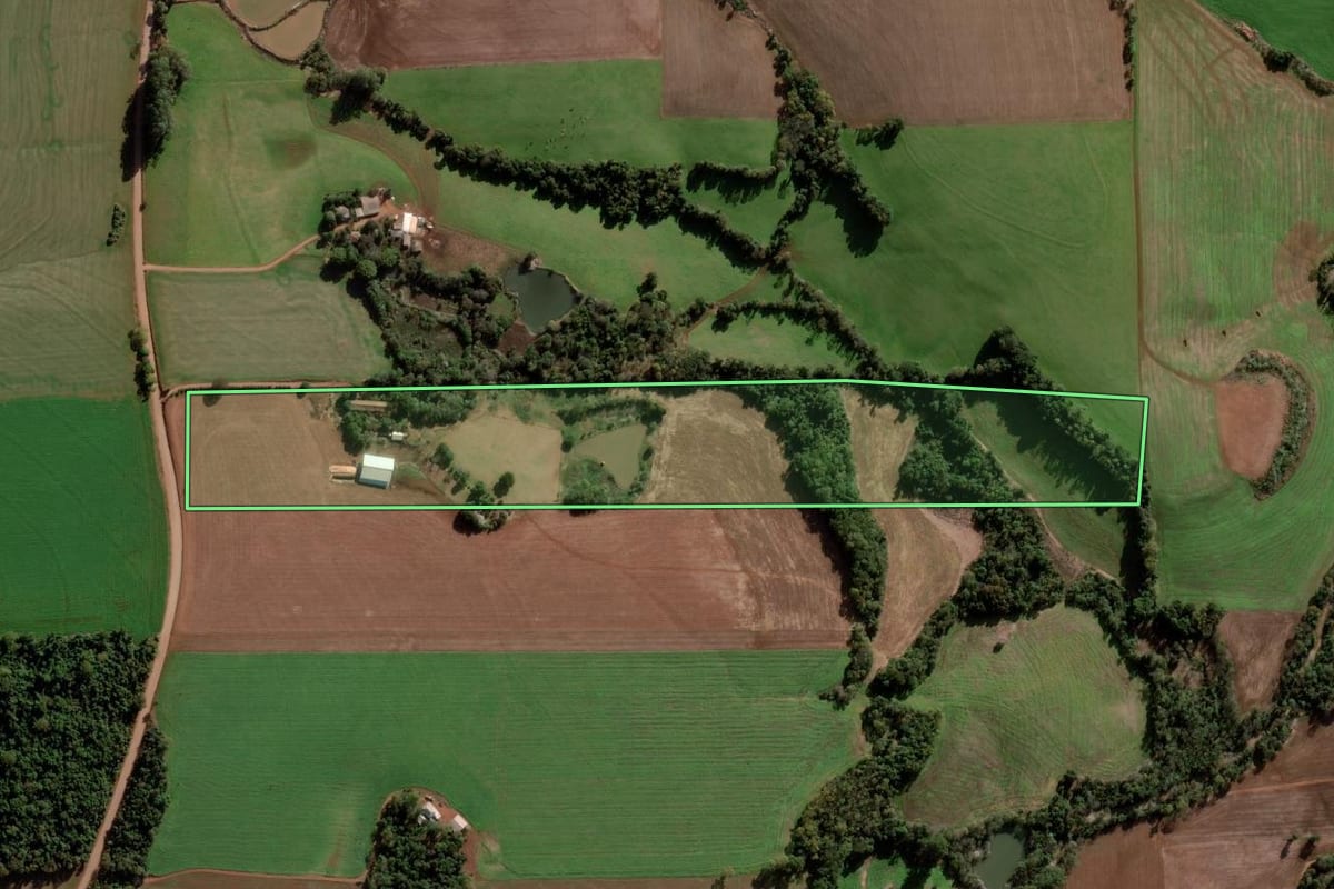 Imagem de satélite do imóvel rural em Ajuricaba (RS), com o contorno declarado no CAR desenhado por cima.
