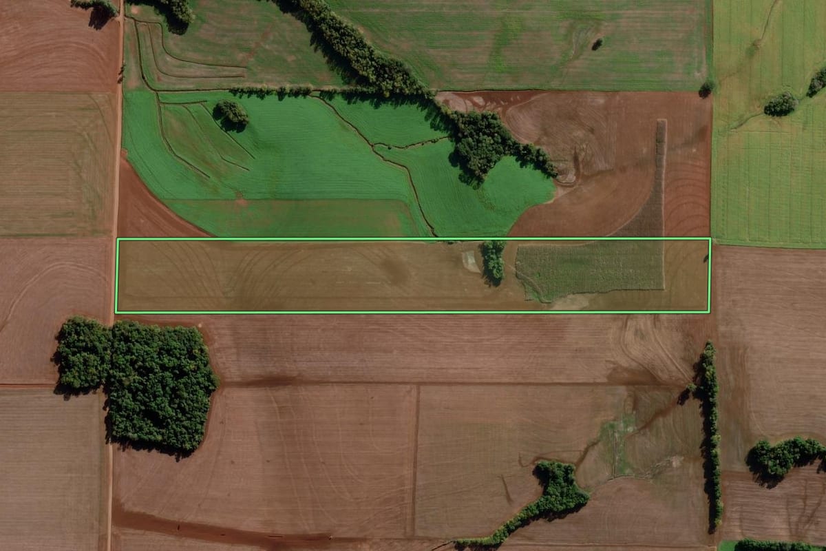 Imagem de satélite do imóvel rural em Ajuricaba (RS), com o contorno declarado no CAR desenhado por cima.