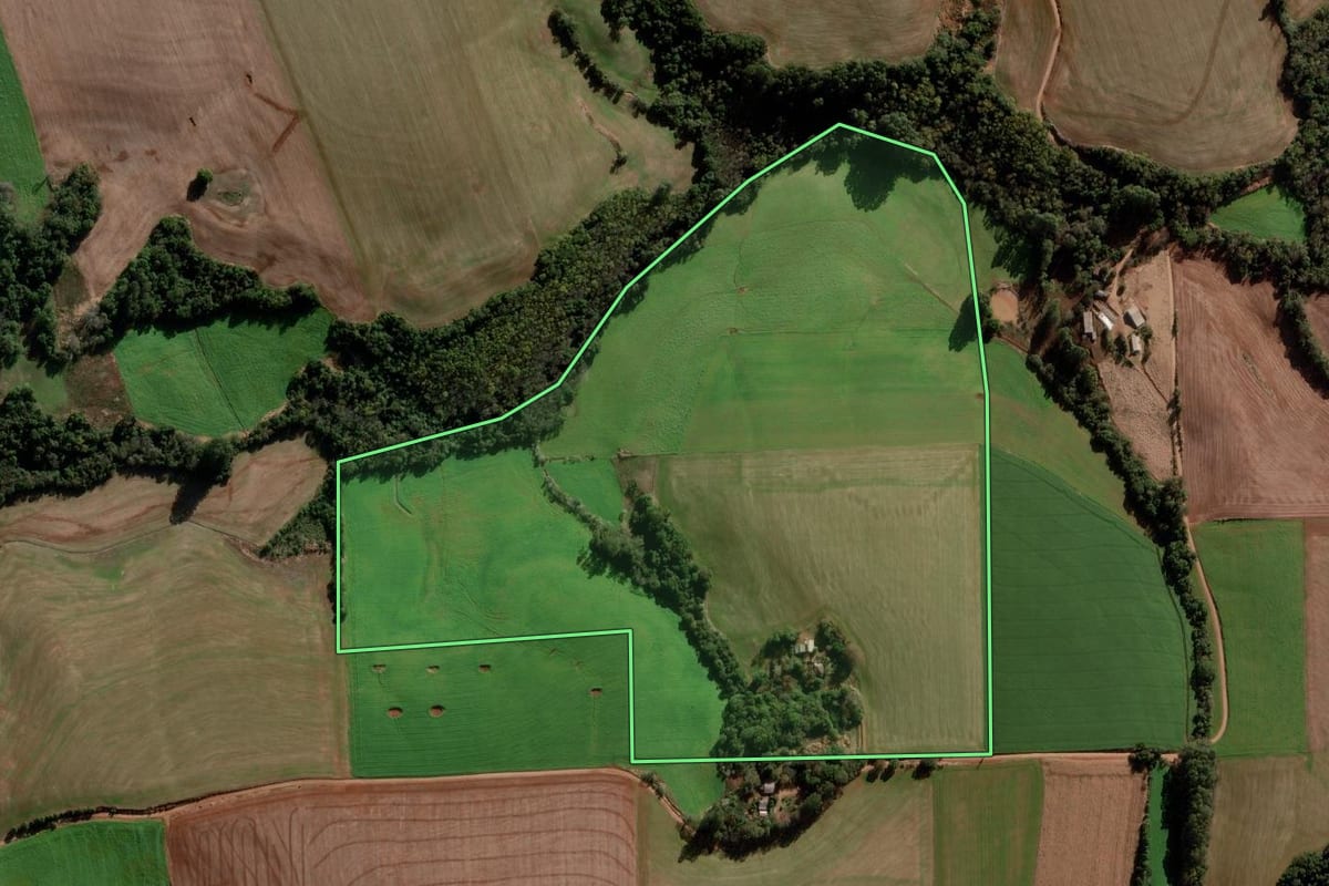 Imagem de satélite do imóvel rural em Ajuricaba (RS), com o contorno declarado no CAR desenhado por cima.