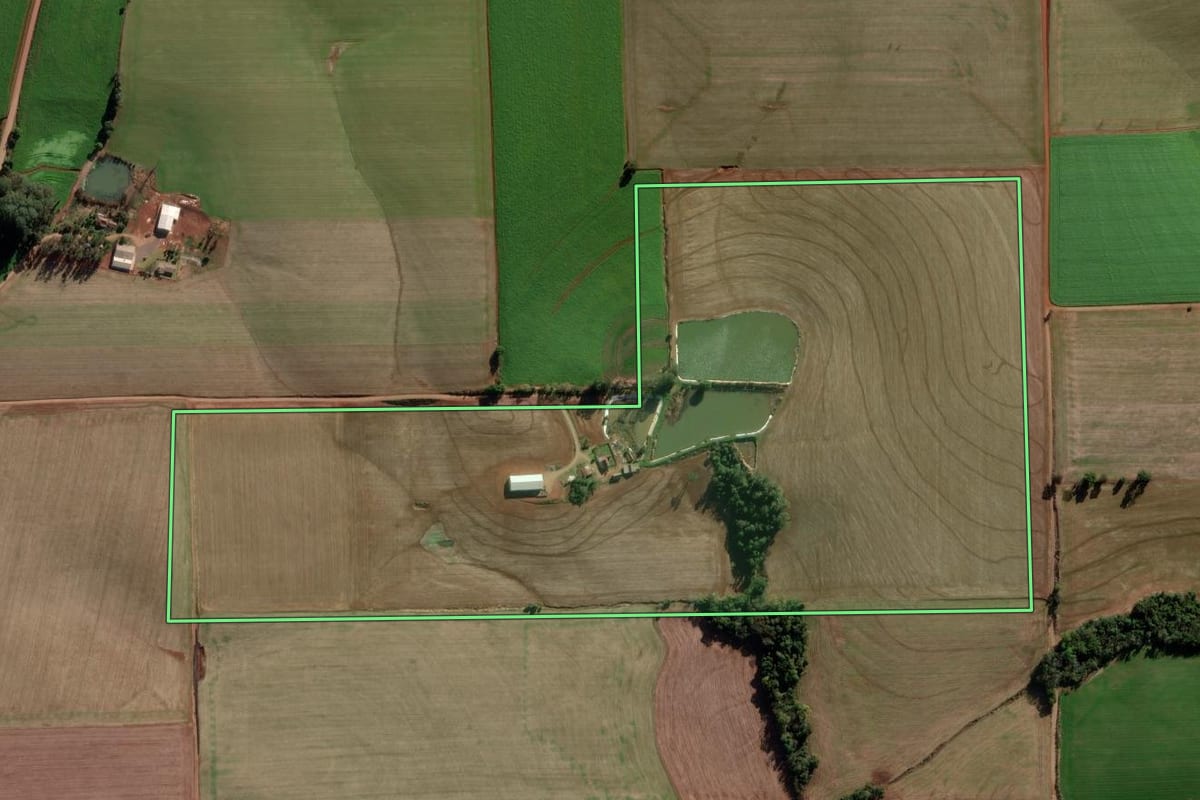 Imagem de satélite do imóvel rural em Ajuricaba (RS), com o contorno declarado no CAR desenhado por cima.