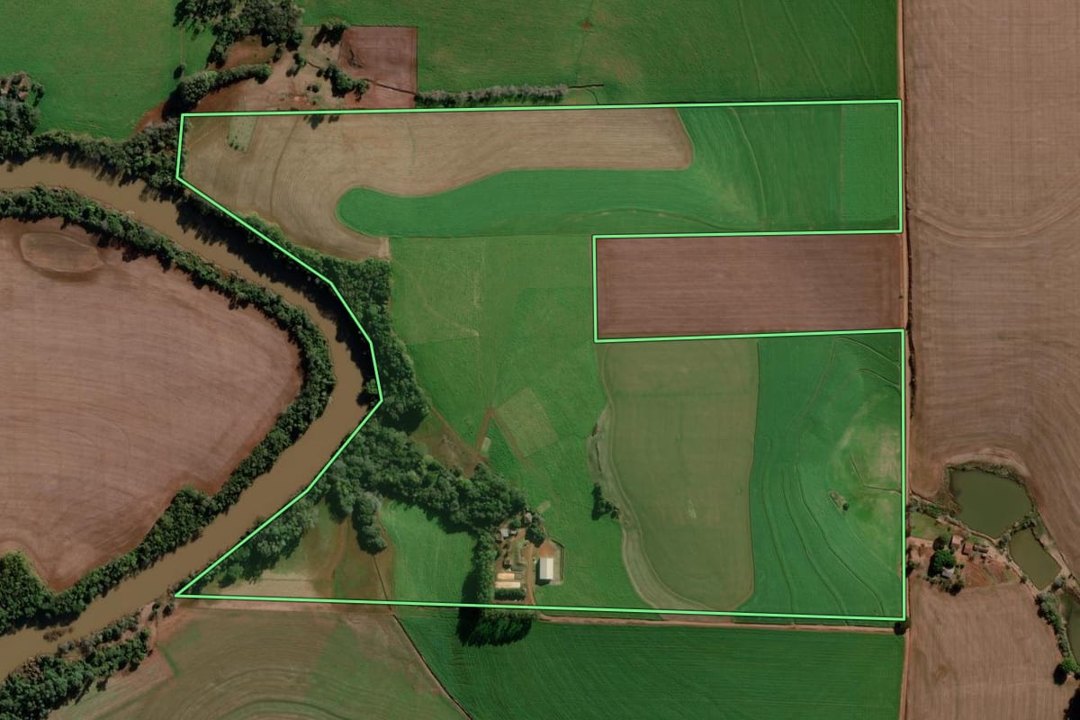 Imagem de satélite do imóvel rural em Ajuricaba (RS), com o contorno declarado no CAR desenhado por cima.