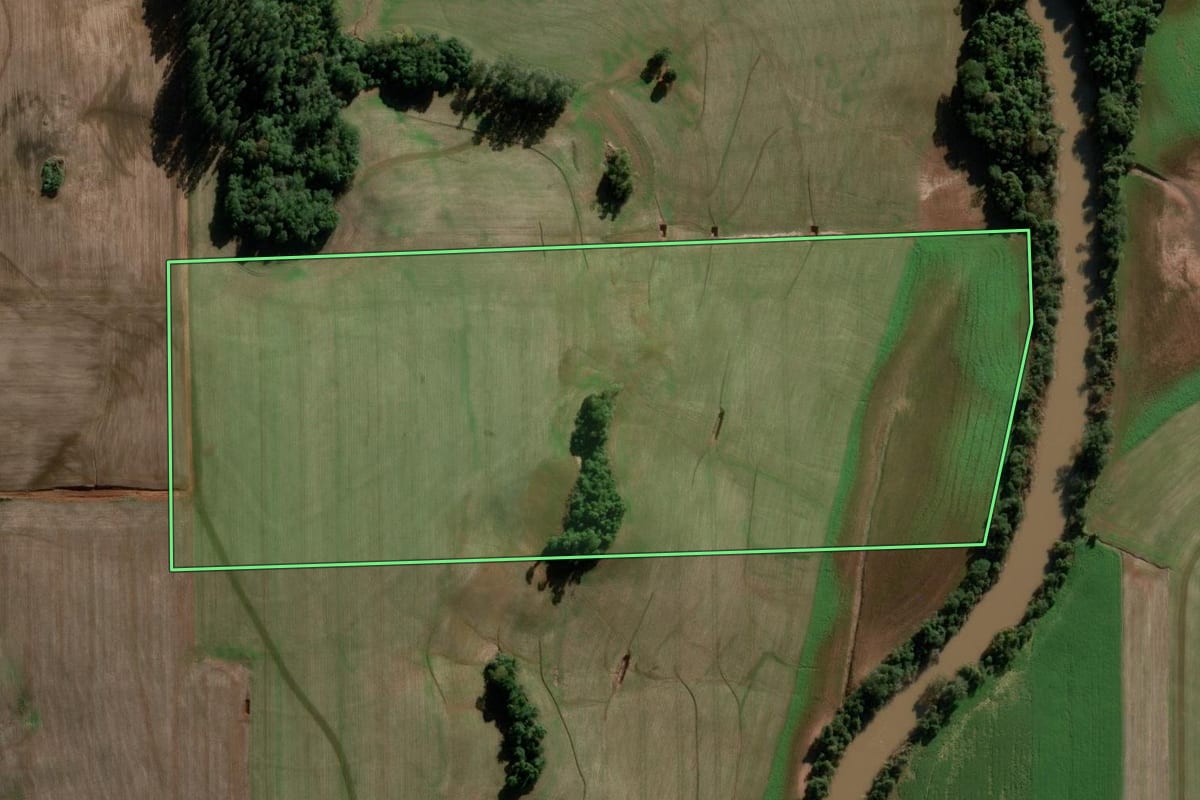 Imagem de satélite do imóvel rural em Ajuricaba (RS), com o contorno declarado no CAR desenhado por cima.