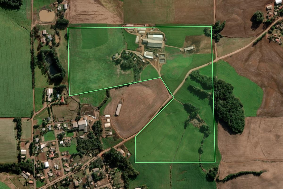 Imagem de satélite do imóvel rural em Ajuricaba (RS), com o contorno declarado no CAR desenhado por cima.
