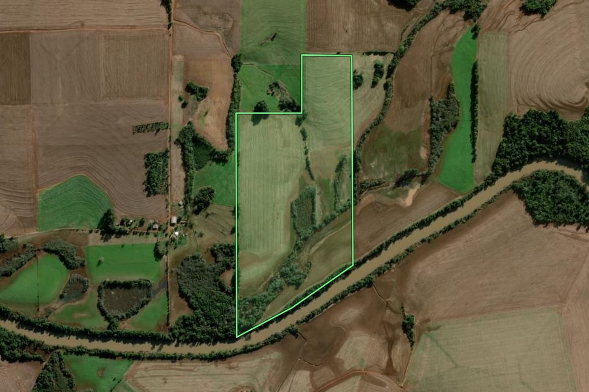 Imagem de satélite do imóvel rural em Ajuricaba (RS), com o contorno declarado no CAR desenhado por cima.