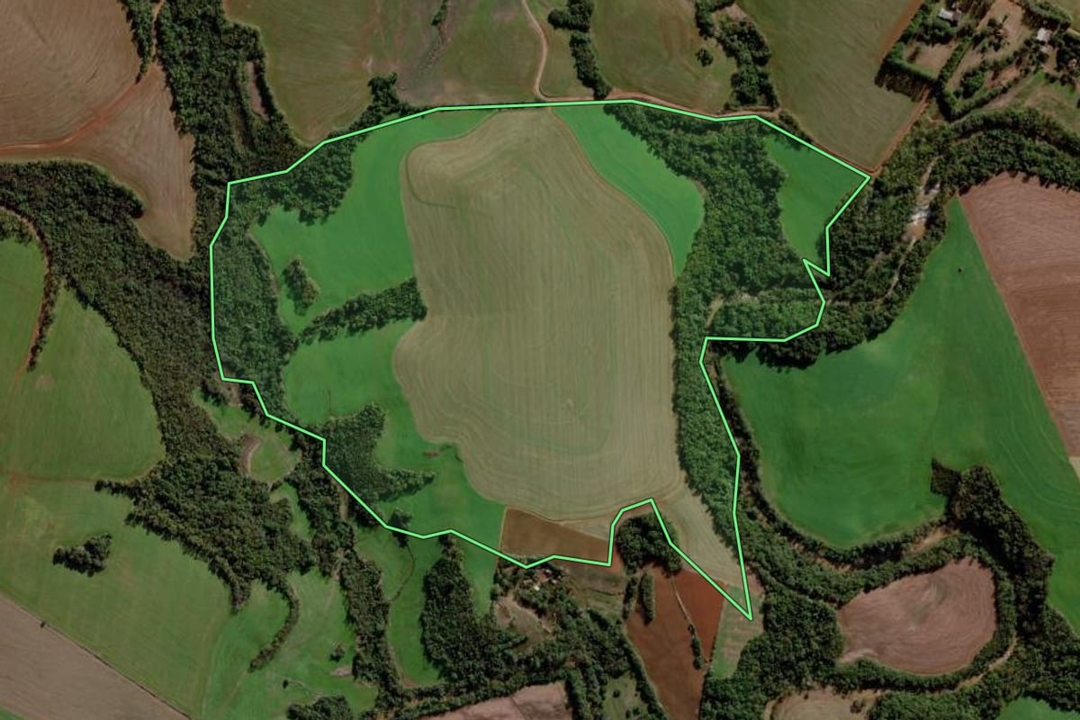 Imagem de satélite do imóvel rural em Ajuricaba (RS), com o contorno declarado no CAR desenhado por cima.