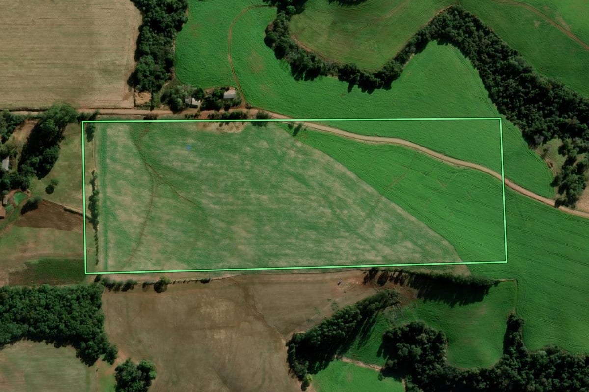 Imagem de satélite do imóvel rural em Ajuricaba (RS), com o contorno declarado no CAR desenhado por cima.