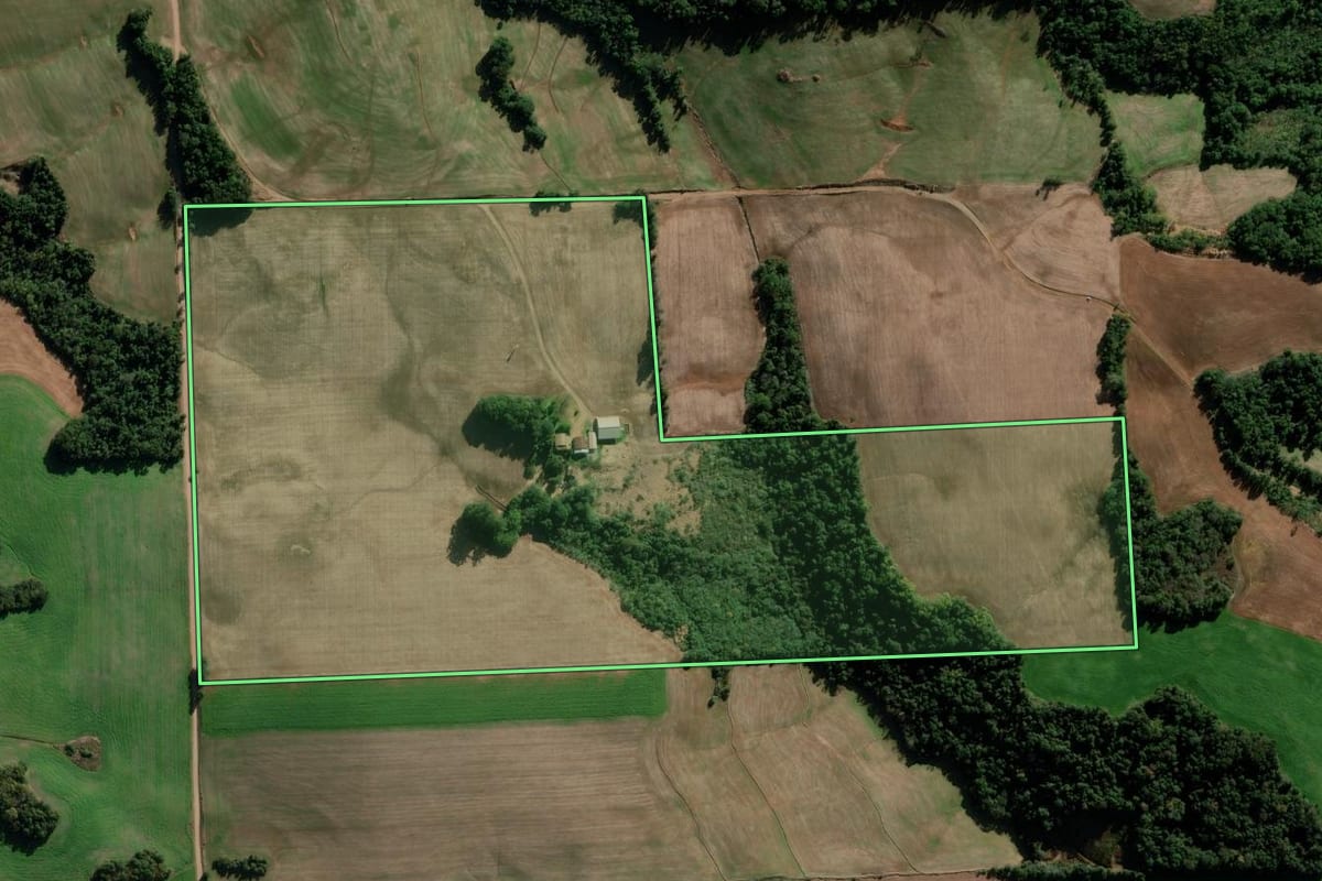 Imagem de satélite do imóvel rural em Ajuricaba (RS), com o contorno declarado no CAR desenhado por cima.
