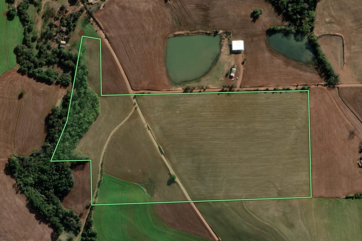 Imagem de satélite do imóvel rural em Ajuricaba (RS), com o contorno declarado no CAR desenhado por cima.