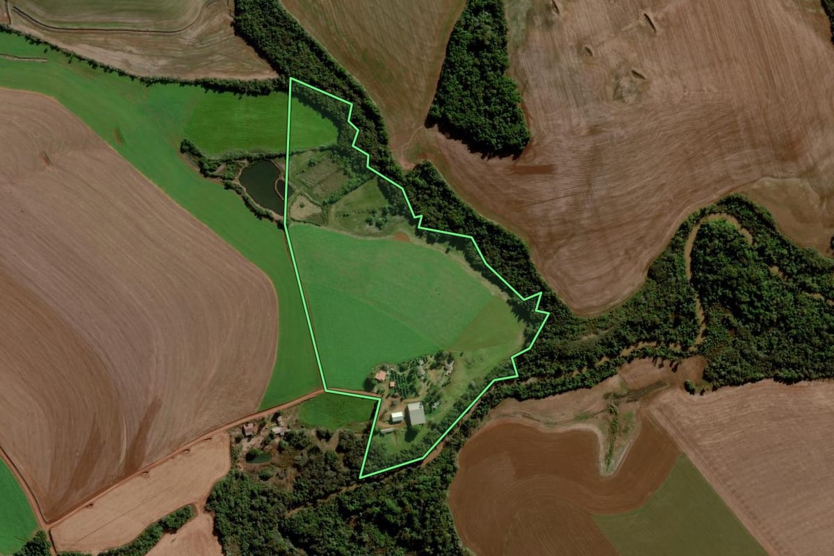 Imagem de satélite do imóvel rural em Ajuricaba (RS), com o contorno declarado no CAR desenhado por cima.