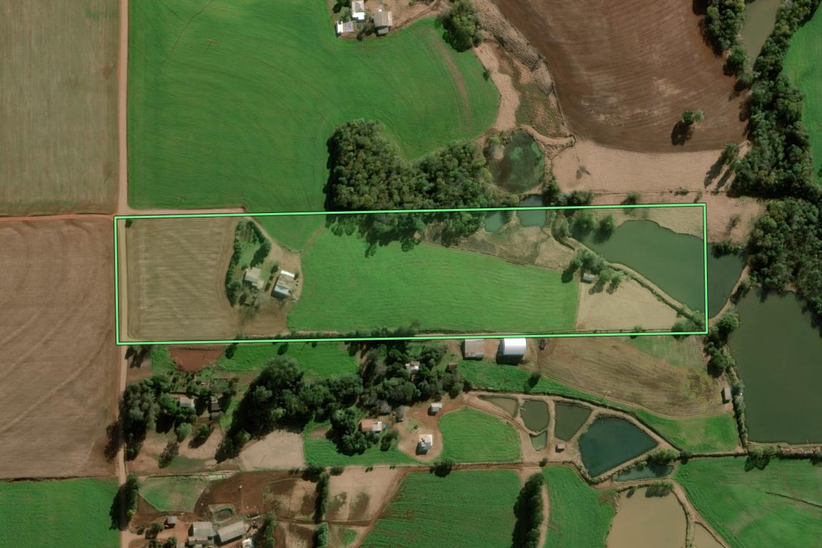 Imagem de satélite do imóvel rural em Ajuricaba (RS), com o contorno declarado no CAR desenhado por cima.