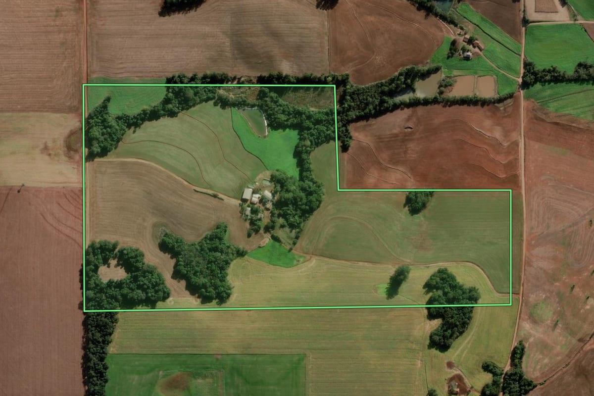 Imagem de satélite do imóvel rural em Ajuricaba (RS), com o contorno declarado no CAR desenhado por cima.