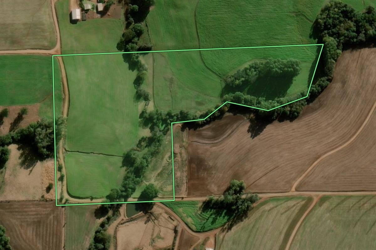 Imagem de satélite do imóvel rural em Ajuricaba (RS), com o contorno declarado no CAR desenhado por cima.