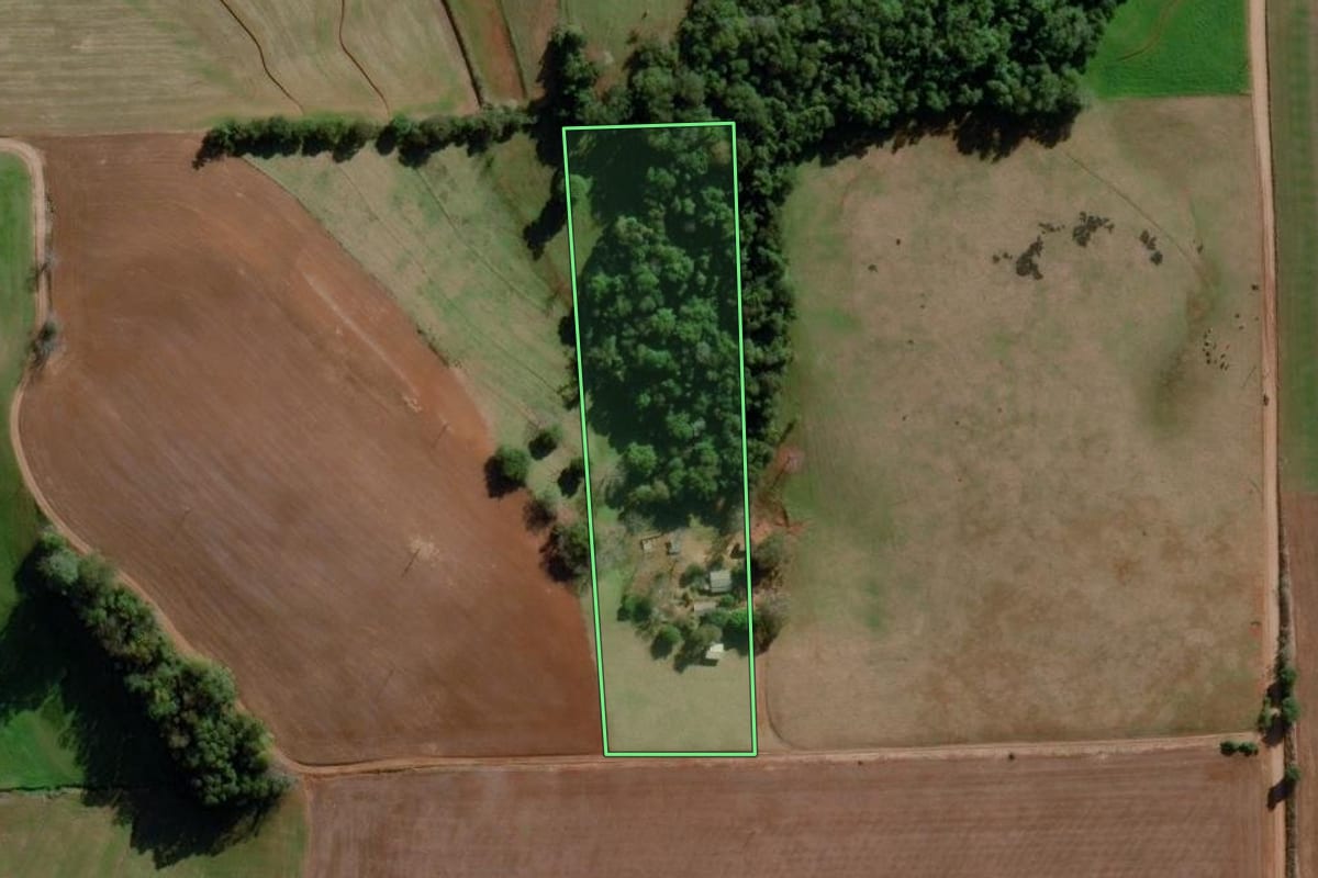 Imagem de satélite do imóvel rural em Ajuricaba (RS), com o contorno declarado no CAR desenhado por cima.