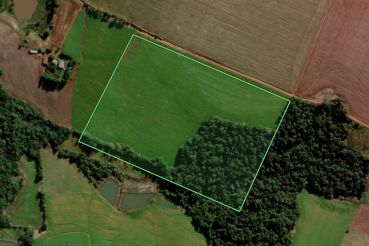 Imagem de satélite do imóvel rural em Ajuricaba (RS), com o contorno declarado no CAR desenhado por cima.