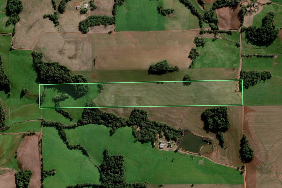 Imagem de satélite do imóvel rural em Ajuricaba (RS), com o contorno declarado no CAR desenhado por cima.